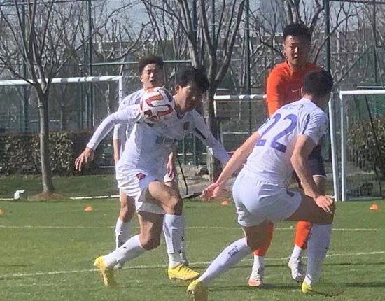 吃奶男人